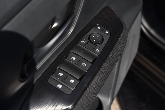 Nissan Kicks Vehicle Image 09