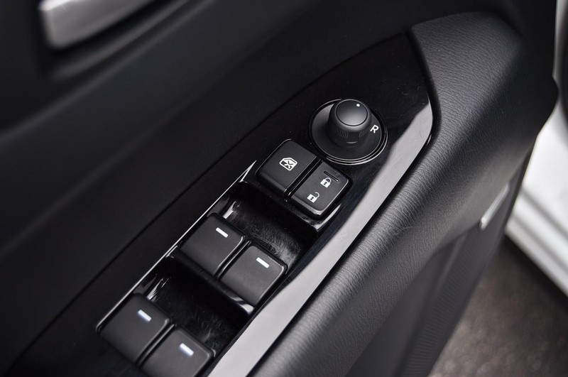 Mazda CX-5 Vehicle Full-screen Gallery Image 9