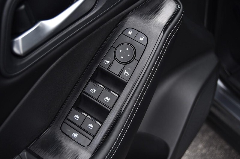 Nissan Rogue Vehicle Image 09