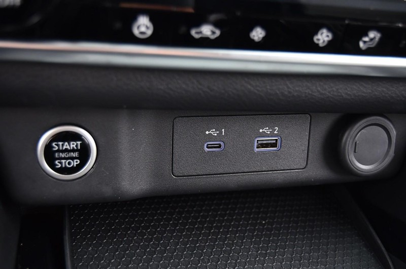 Nissan Rogue Vehicle Image 16