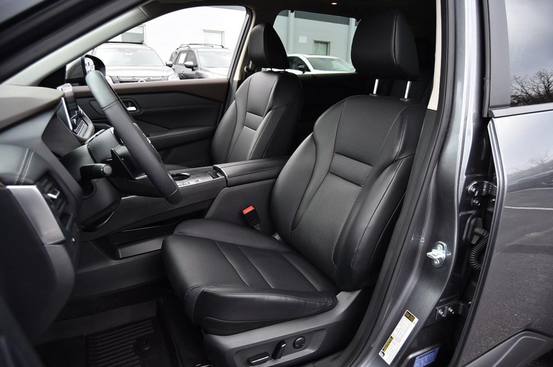 Nissan Rogue Vehicle Image 19