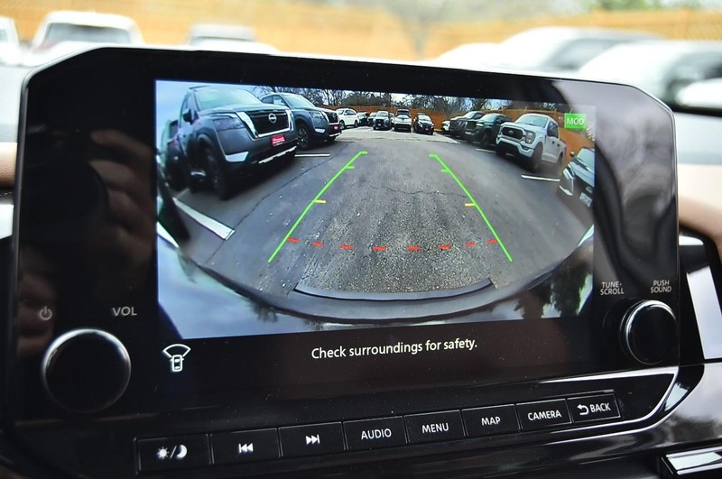 Nissan Pathfinder Vehicle Image 17