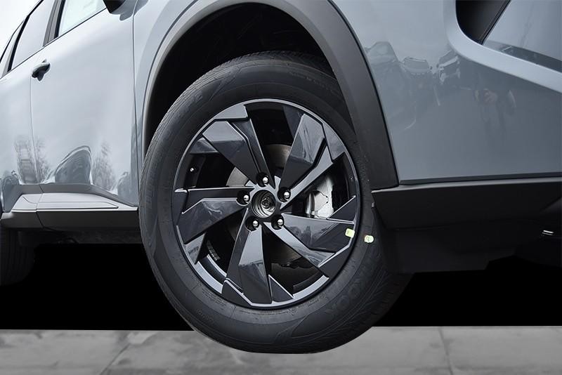 Nissan Rogue Vehicle Image 03