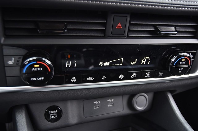 Nissan Rogue Vehicle Image 15