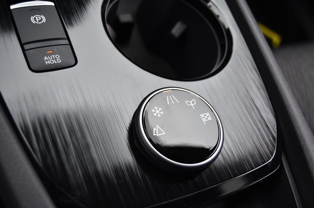 Nissan Rogue Vehicle Image 17