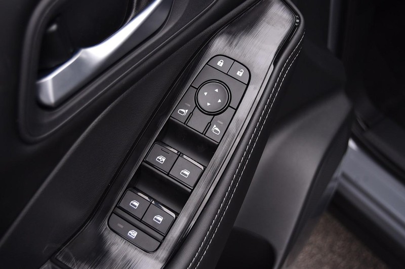 Nissan Rogue Vehicle Image 09