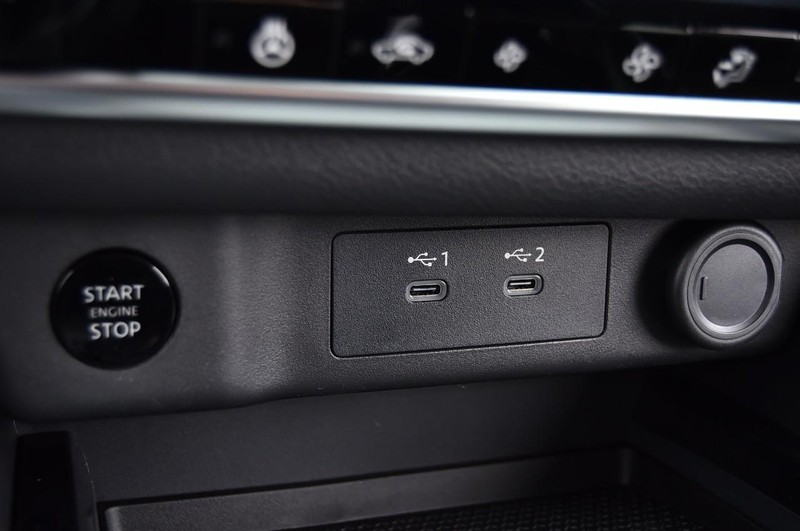 Nissan Rogue Vehicle Image 16