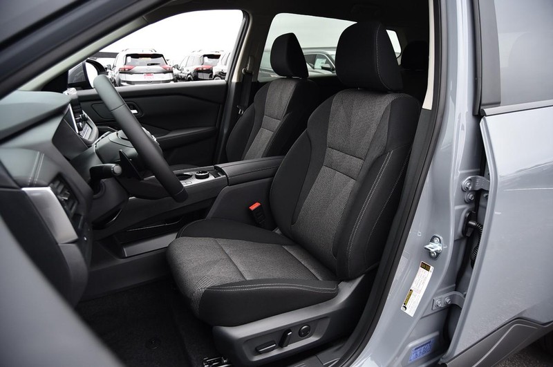 Nissan Rogue Vehicle Image 19