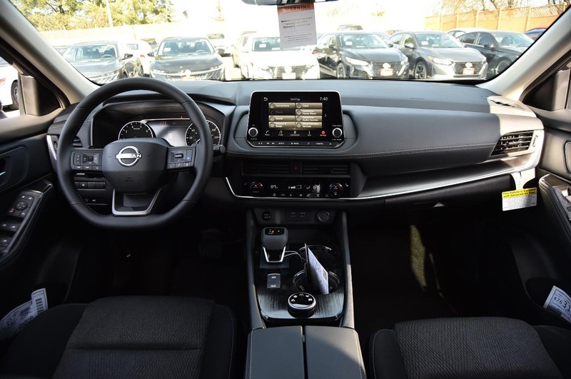 Nissan Rogue Vehicle Image 08