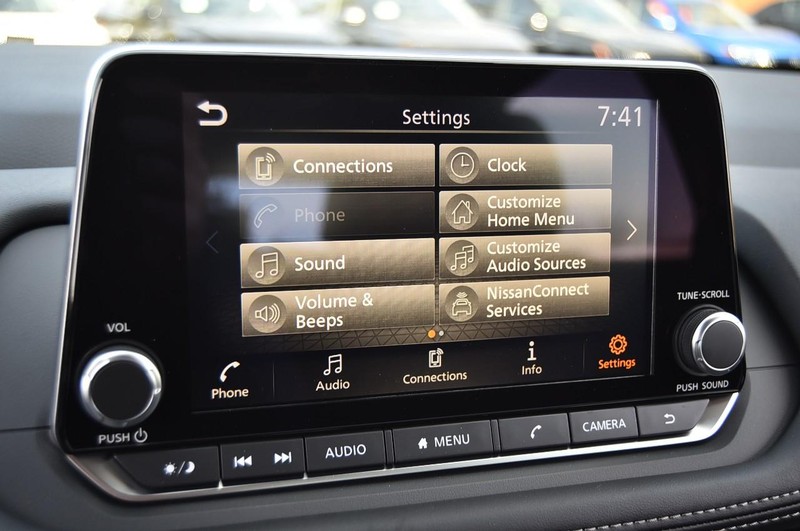 Nissan Rogue Vehicle Image 14