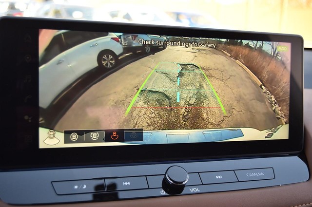 Nissan Rogue Vehicle Full-screen Gallery Image 16