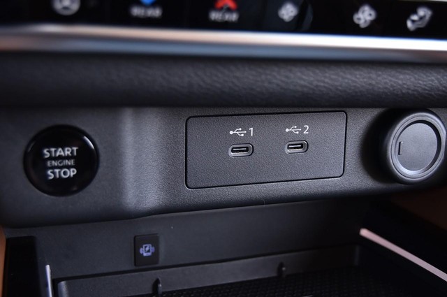 Nissan Rogue Vehicle Full-screen Gallery Image 20