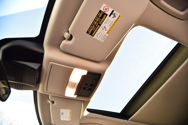 Nissan Rogue Vehicle Full-screen Gallery Image 25