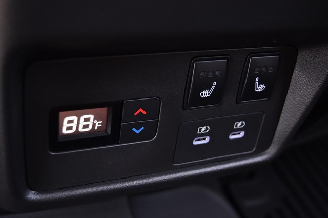 Nissan Rogue Vehicle Full-screen Gallery Image 28