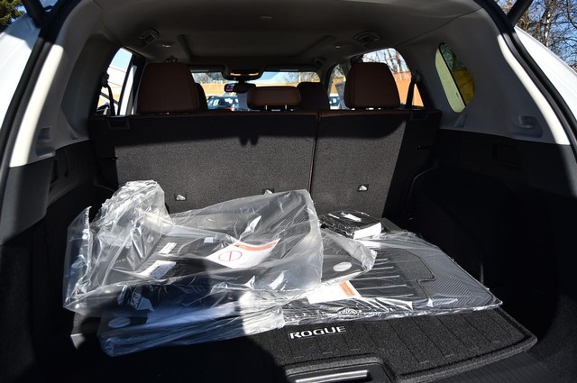 Nissan Rogue Vehicle Full-screen Gallery Image 29