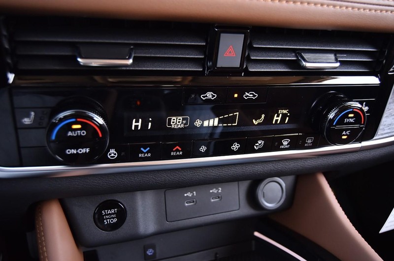 Nissan Rogue Vehicle Image 19