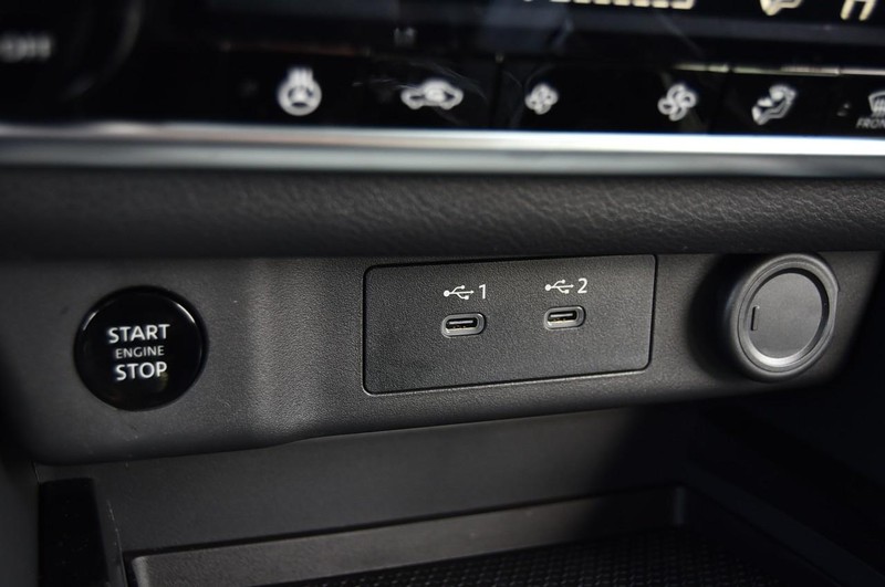 Nissan Rogue Vehicle Image 19