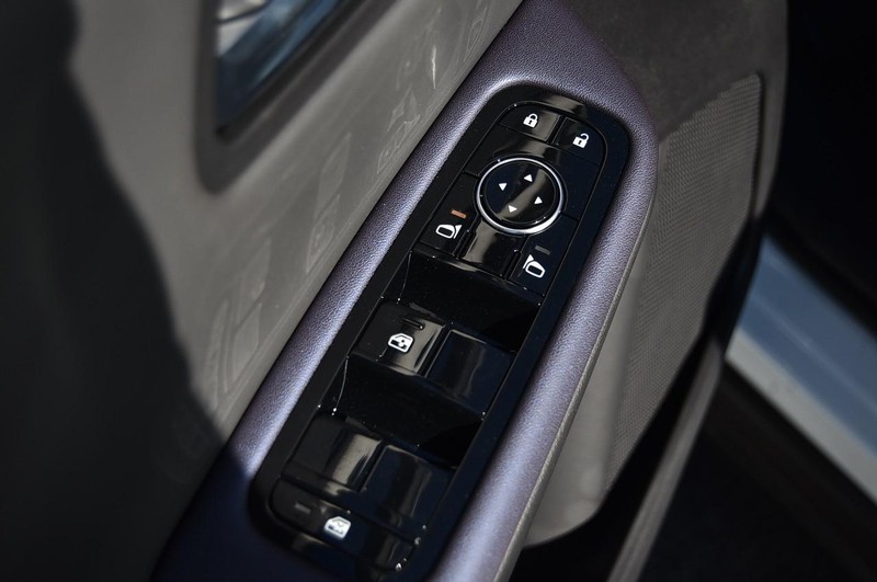 Nissan LEAF Vehicle Image 09