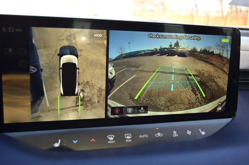 Nissan LEAF Vehicle Image 14