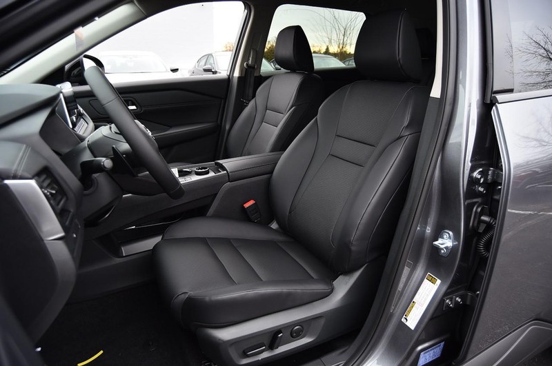 Nissan Rogue Vehicle Image 22