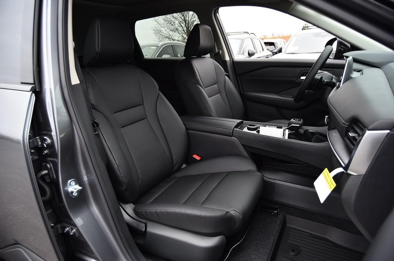 Nissan Rogue Vehicle Image 23