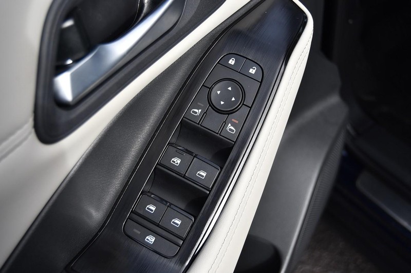 Nissan Rogue Vehicle Image 09