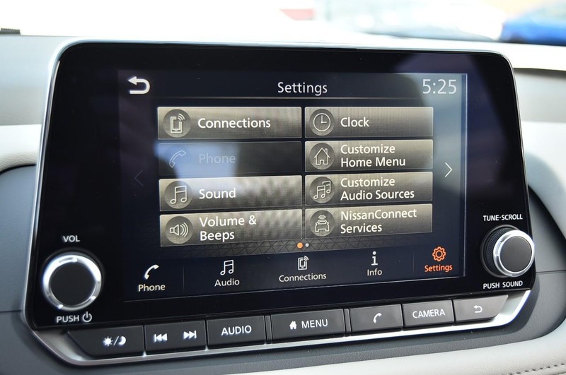 Nissan Rogue Vehicle Image 17