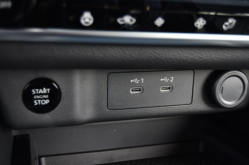 Nissan Rogue Vehicle Image 19