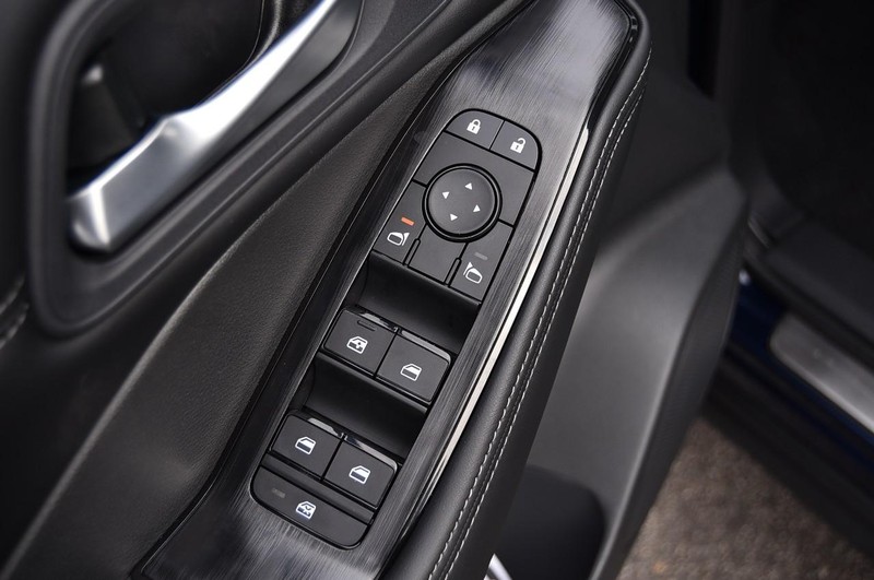 Nissan Rogue Vehicle Image 09