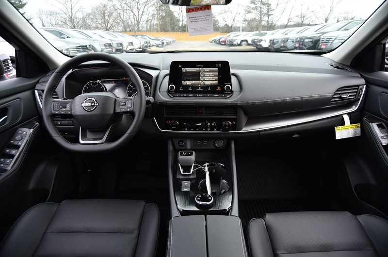 Nissan Rogue Vehicle Image 08