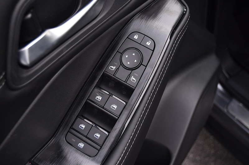 Nissan Rogue Vehicle Image 09