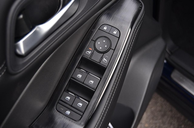 Nissan Rogue Vehicle Image 09