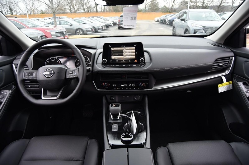 Nissan Rogue Vehicle Image 08