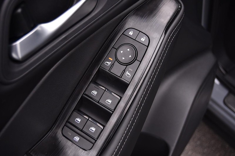 Nissan Rogue Vehicle Image 09