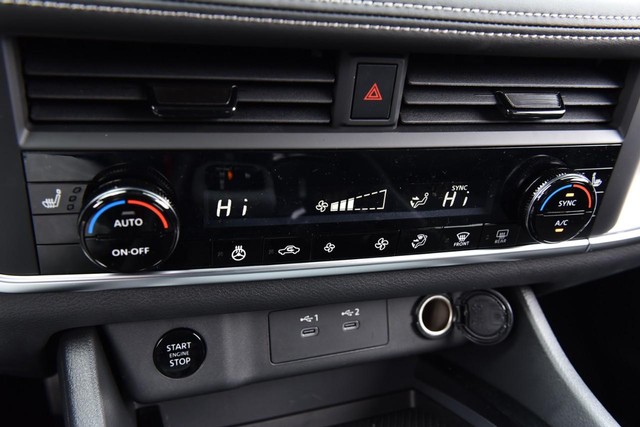 Nissan Rogue Vehicle Image 18