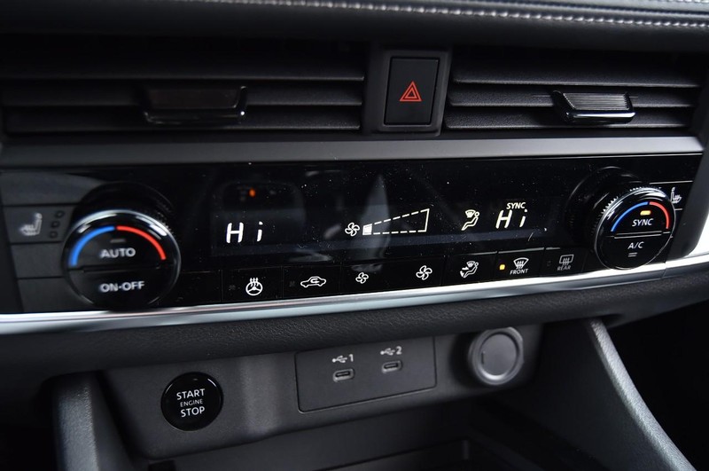 Nissan Rogue Vehicle Image 18