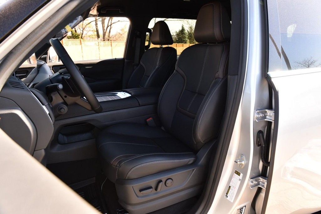 Nissan Armada Vehicle Image 24