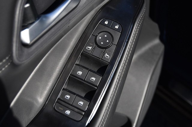 Nissan Rogue Vehicle Image 09