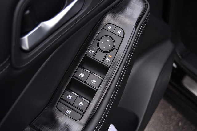 Nissan Rogue Vehicle Image 09