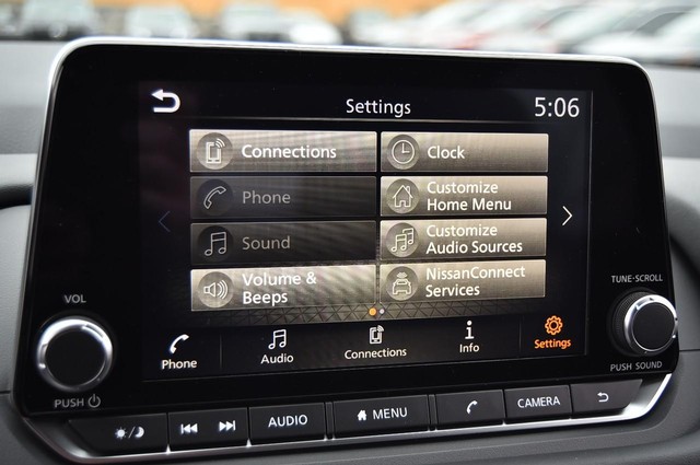 Nissan Rogue Vehicle Image 17