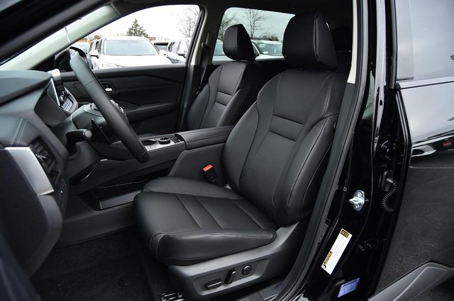 Nissan Rogue Vehicle Image 22