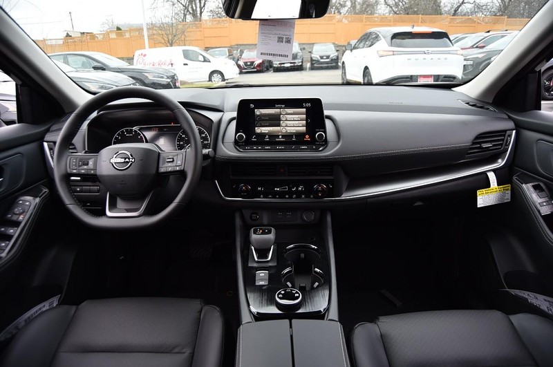 Nissan Rogue Vehicle Image 08