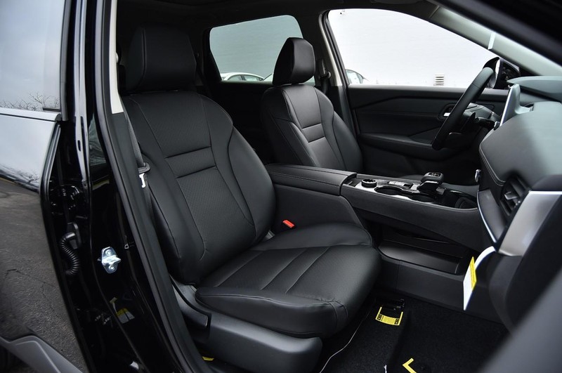 Nissan Rogue Vehicle Image 23