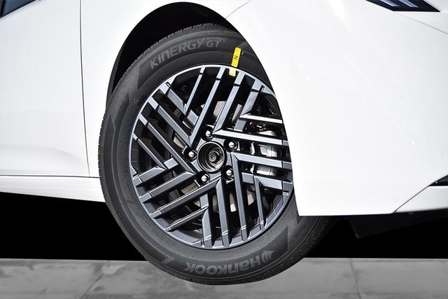 Nissan Sentra Vehicle Image 03