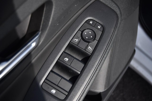 Nissan Sentra Vehicle Image 09