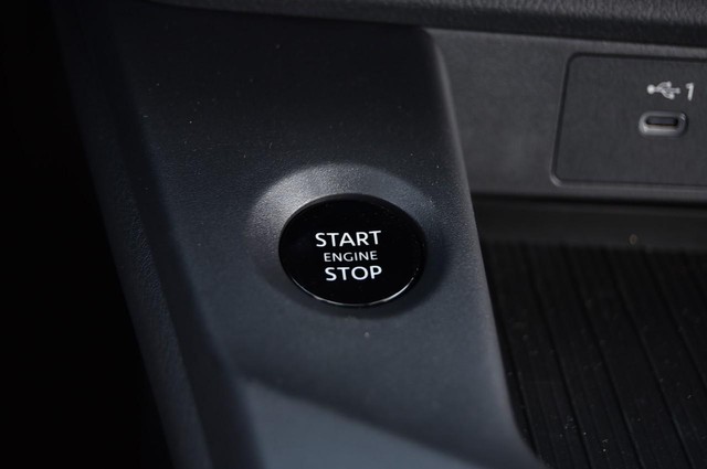 Nissan Sentra Vehicle Image 17