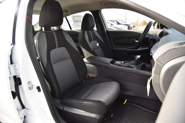 Nissan Sentra Vehicle Image 21