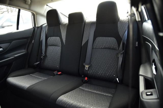 Nissan Sentra Vehicle Image 22