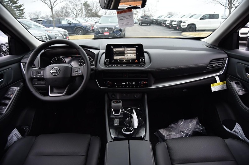 Nissan Rogue Vehicle Image 08