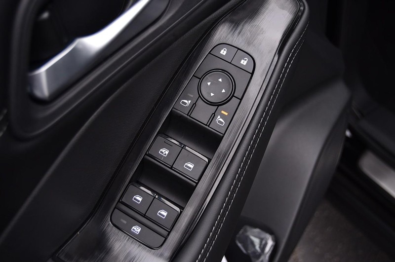 Nissan Rogue Vehicle Image 09